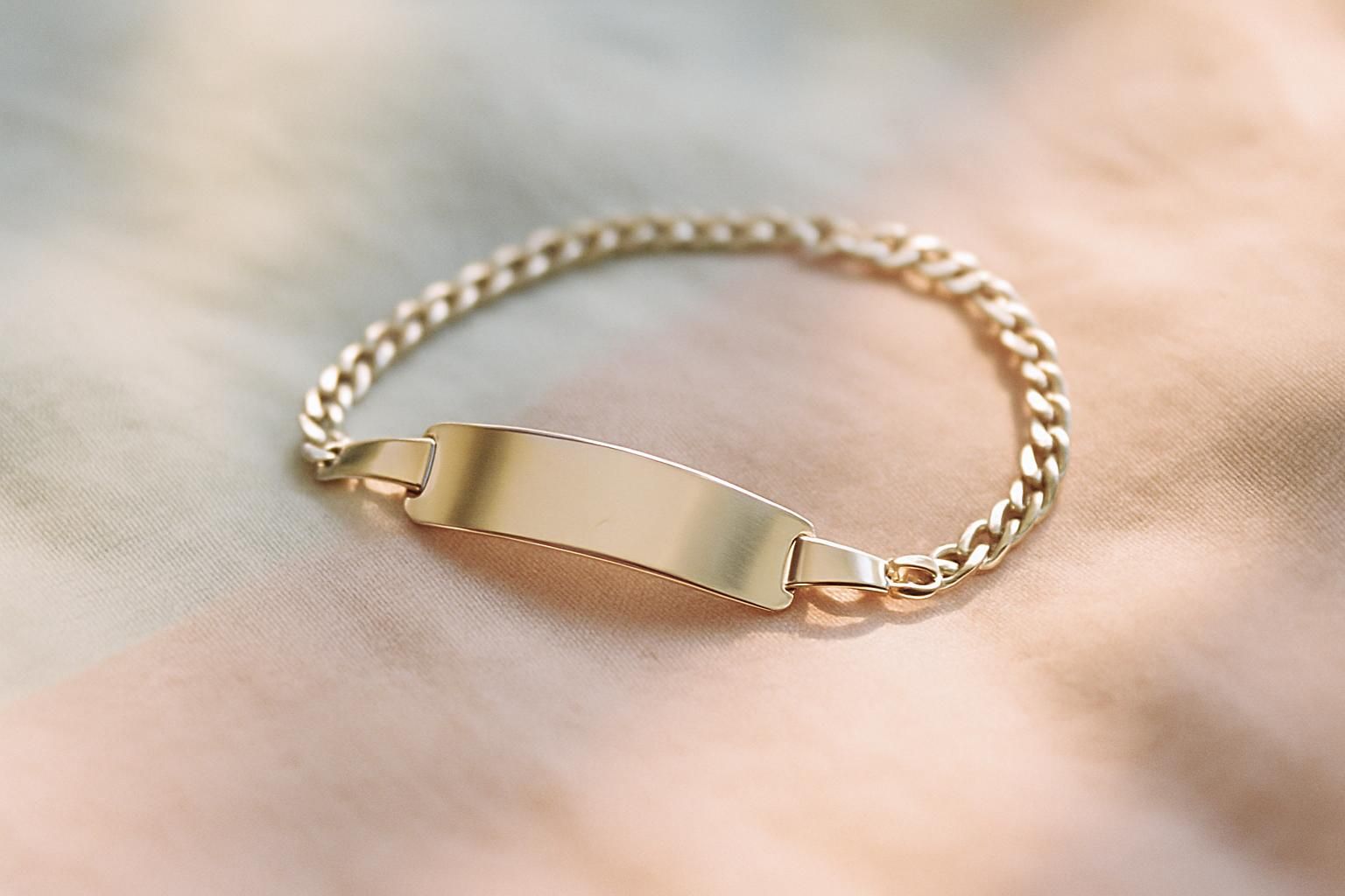 découvrez comment choisir la gourmette bébé gravée parfaite : optez pour la date de naissance ou le prénom pour un cadeau personnalisé et précieux.